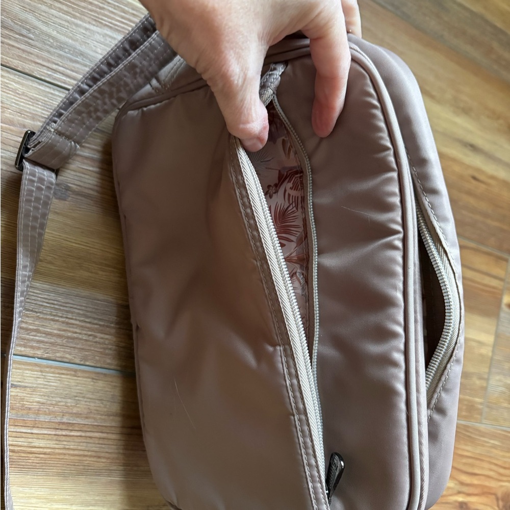 Elegant Quilted Crossbody Bag in Beige - Picture 3 of 4
